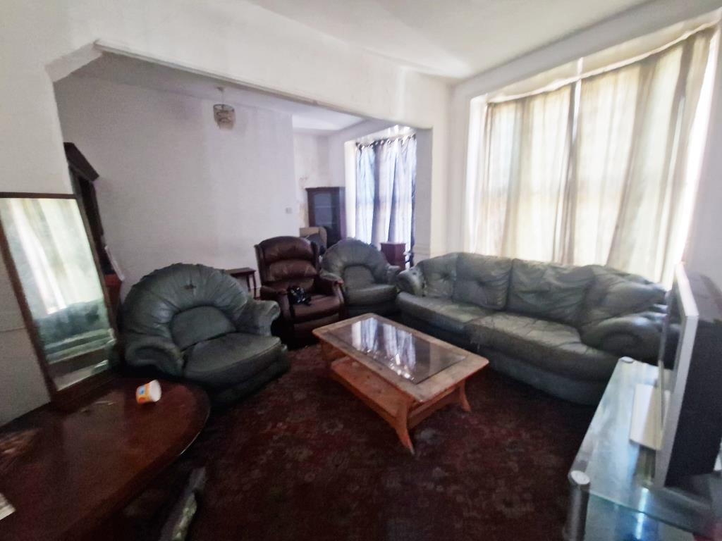 Lot: 126 - FORMER PUB WITH POTENTIAL - Living room